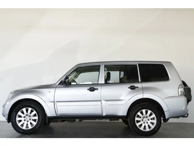 Mitsubishi Pajero 3.2 DI-D Instyle 4WD 2014 Diesel 23