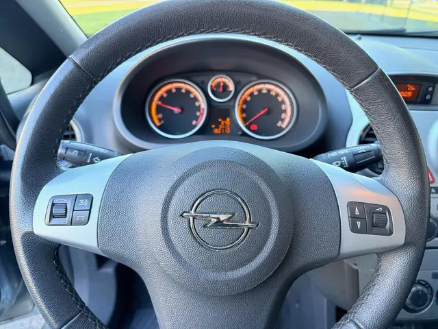 Opel Corsa 1.4-16V Anniversary OPC LINE 2013 Benzine 6