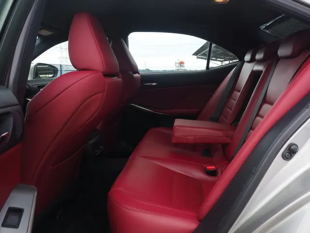 Lexus IS 300h F Sport Line 2014 Hybride Benzine 23