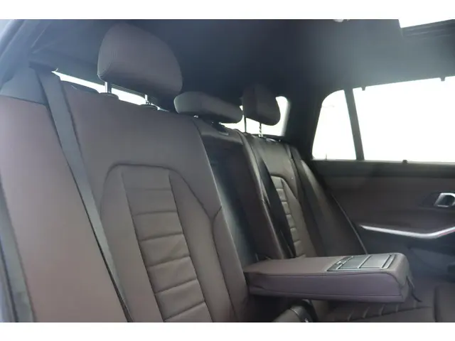 BMW 3 Serie Touring 318i 2024 Benzine 13