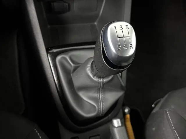 Renault Clio Estate TCe 90 Limited 2019 Benzine 23