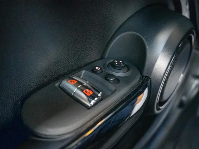 MINI 3-Deurs Cooper Aut. 60 Years Edition 2019 Benzine 35