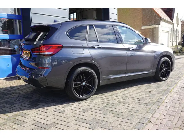 BMW X1 SDrive18i High ExecutiveM-Sport 2021 Benzine 3