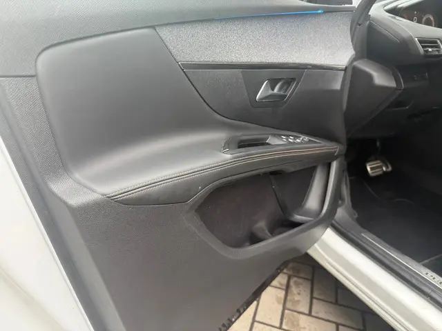 Peugeot 5008 1.6 e-THP GT-Line - 7 personen 2018 Benzine 23