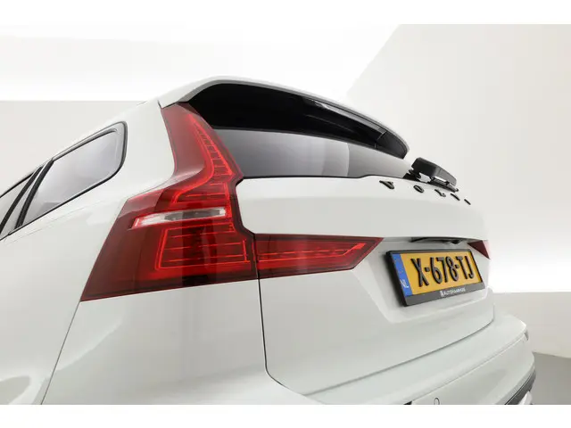 Volvo V60 T8 Recharge R-Design 2022 Hybride Benzine 43