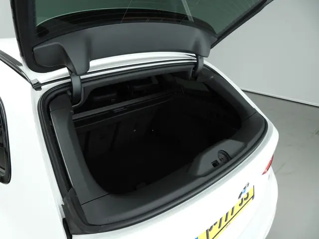 BMW 3 Serie Touring 318i 2022 Benzine 37