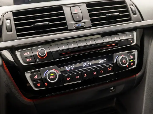 BMW 3 Serie 320i M Sport High Executive 2017 Benzine 11