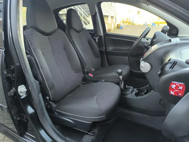 Peugeot 107 1.0 Envy 2013 Benzine 11