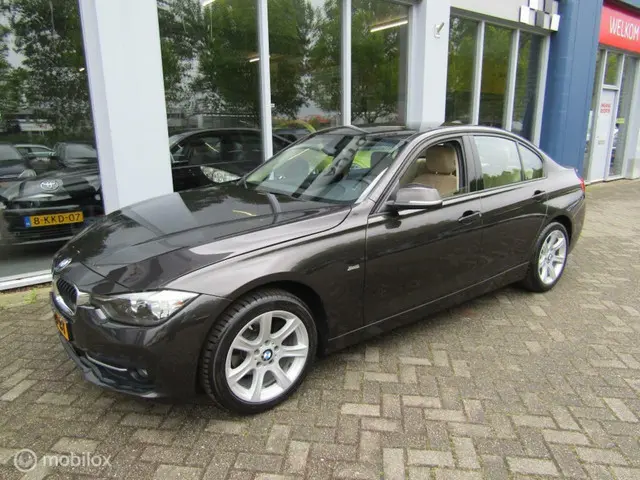 BMW 3 Serie 318i Lu.L Exec 2017 Benzine 2