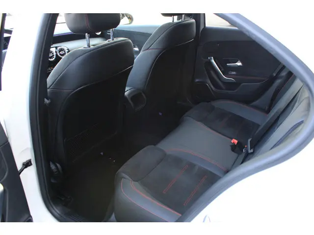 Mercedes-Benz A-Klasse 250 e AMG 2020 Hybride Benzine 17