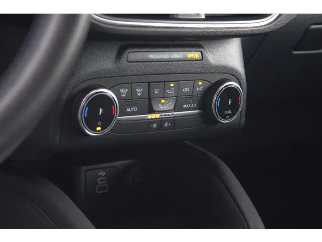 Ford Kuga 2.5 FHEV Titanium 2023 Hybride Benzine 34