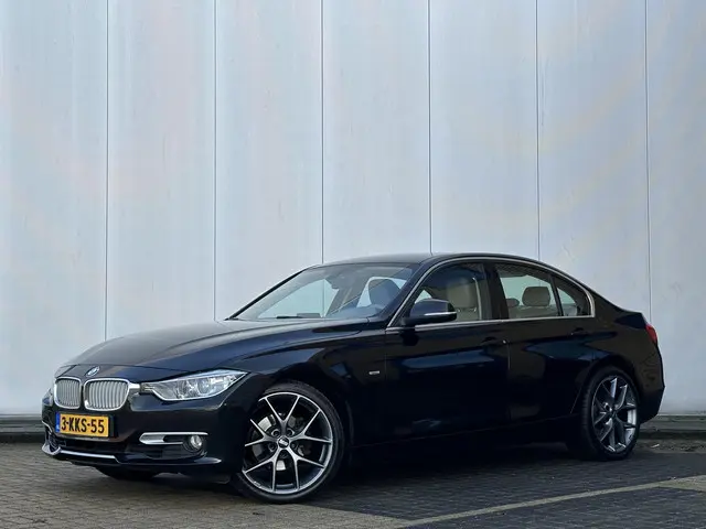 BMW 3 Serie 320i Executive 2013 Benzine 34