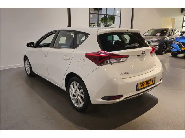 Toyota Auris 1.8 Hybrid Dynamic 2017 Hybride Benzine 8