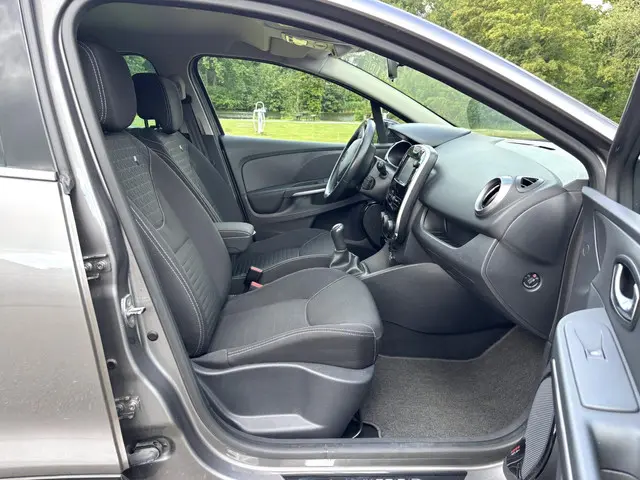 Renault Clio Your Classic Car SOLD. 2016 Benzine 5