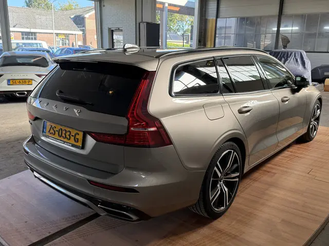 Volvo V60 2.0 T4 R-Design 2019 Benzine 19