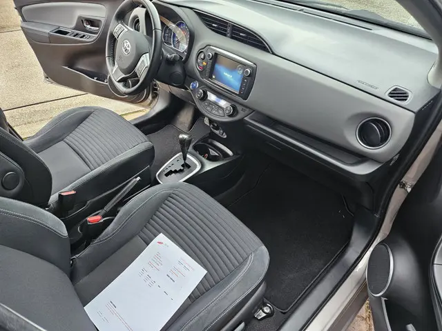 Toyota Yaris 1.5 Hybrid Dynamic 2015 Hybride Benzine 12