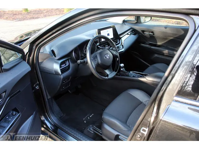 Toyota C-HR 1.8 Hybrid Dynamic 2023 Hybride Benzine 12