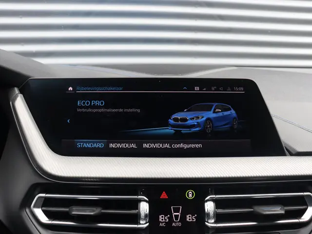 BMW 1 Serie 5-deurs M135i xDrive 2019 Benzine 23