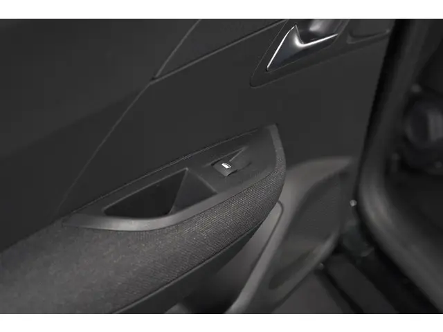 Peugeot 2008 1.2 Hybrid 136 Style 2025 Hybride Benzine 24