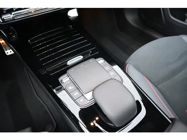 Mercedes-Benz A-Klasse 180 AMG Line 2022 Benzine 22