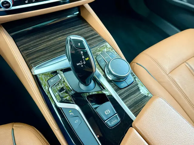 BMW 5 Serie Touring 530i High Executive 2018 Benzine 18