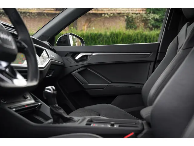 Audi Q3 45 TFSI e S edition 2024 Hybride Benzine 25