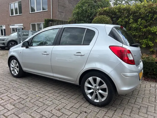 Opel Corsa 1.4-16V Anniversary Edition 2012 Benzine 3