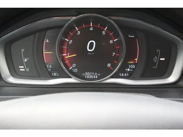 Volvo V60 1.6 T3 R-Design 2015 Benzine 17