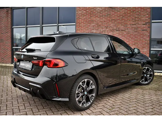 BMW 1 Serie 120 M-Sport 2024 Benzine 77