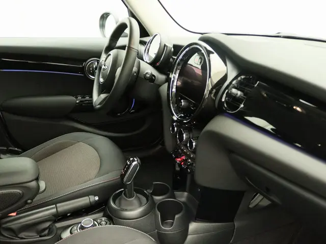 MINI 5-Deurs Cooper 2024 Benzine 25