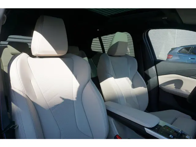 BMW iX2 xDrive30 2025 Elektrisch 8