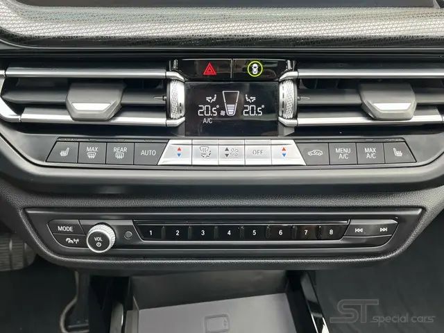 BMW 1 Serie 118i Sport Line|Pano|Leder|HUD 2020 Benzine 28