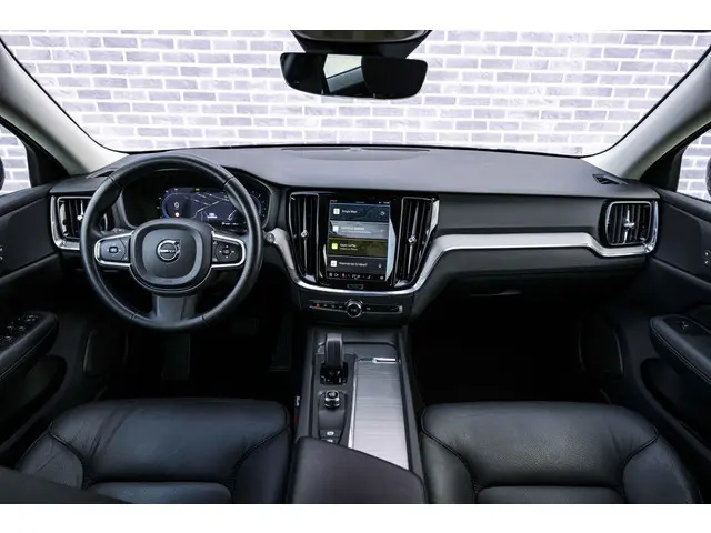 Volvo V60 2.0 B3 Essential Edition 2023 Benzine 6