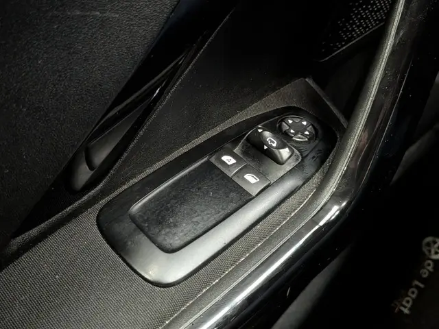 Peugeot 208 1.2 PureTech Blue Lease 2016 Benzine 18