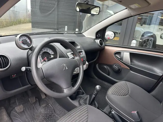 Peugeot 107 1.0 Active 2014 Benzine 9