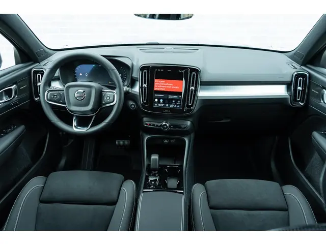Volvo XC40 B4 Plus Black Edition 197 pk 2025 Benzine 4