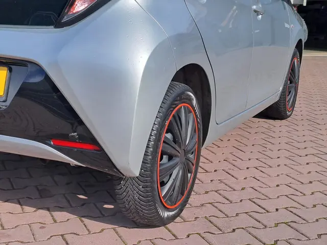 Toyota Aygo 1.0 VVT-i x-play 2016 Benzine 33