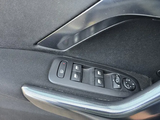 Peugeot 2008 1.2 PureTech Allure Pano, Navi 2016 Benzine 19