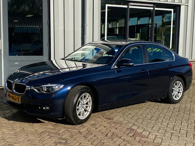 BMW 3 Serie 318i Executive Trekhaak 2017 Benzine 19
