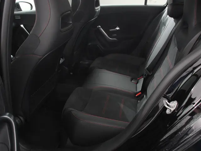 Mercedes-Benz A-Klasse 200 AMG Line 2022 Benzine 10