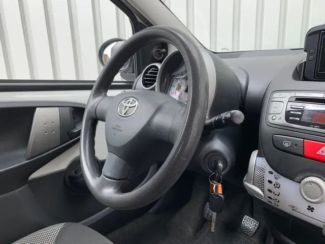 Toyota Aygo 1.0 VVT-i Now|Navigatie|Airco| 2014 Benzine 16