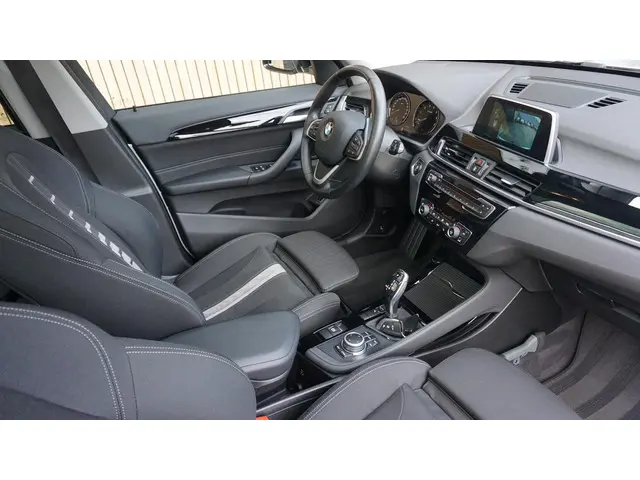 BMW X1 sDrive18i 140pk High Executive 2019 Benzine 19