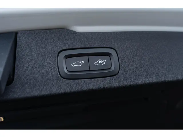 Volvo V60 2.0 B4 R-Design 2020 Benzine 14