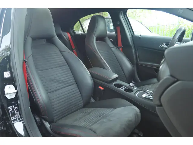 Mercedes-Benz A-Klasse AMG 45 4MATIC 2015 Benzine 4