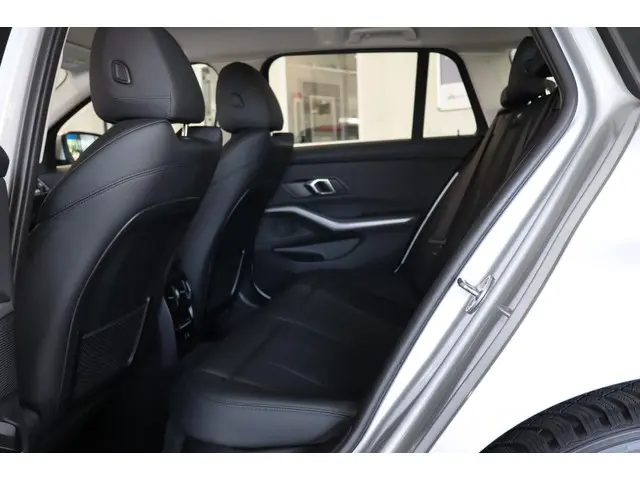 BMW 3 Serie Touring 318i Executive Edition 2021 Benzine 19