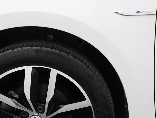 Volkswagen e-Golf E-DITION 100kW/136PK 2020 Elektrisch 32