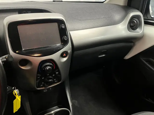 Toyota Aygo 1.0 VVT-i x-play - Schade 2015 Benzine 22