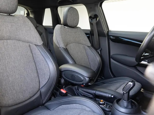 MINI 5-Deurs Cooper Aut. 2020 Benzine 10