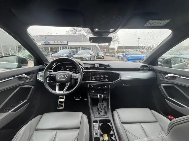 Audi Q3 45 TFSI e S edition 2022 Hybride Benzine 27