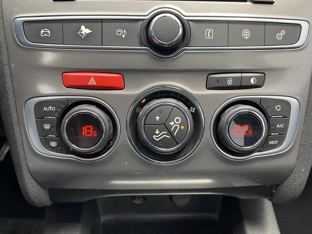 Citroën C4 1.2 PureTech Shine 2015 Benzine 12